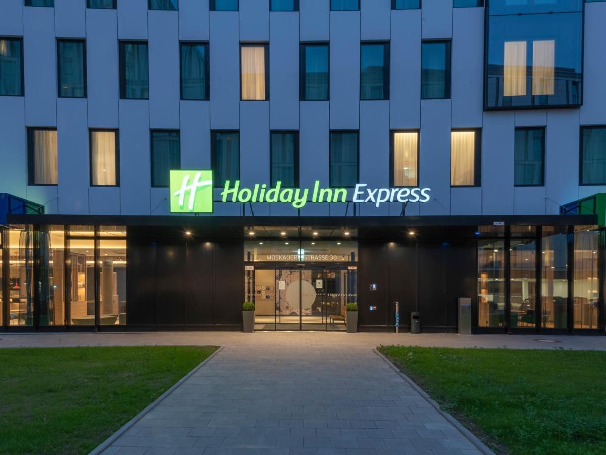 Holiday Inn Express Dusseldorf - Hauptbahnhof, An Ihg Hotel Bagian luar foto